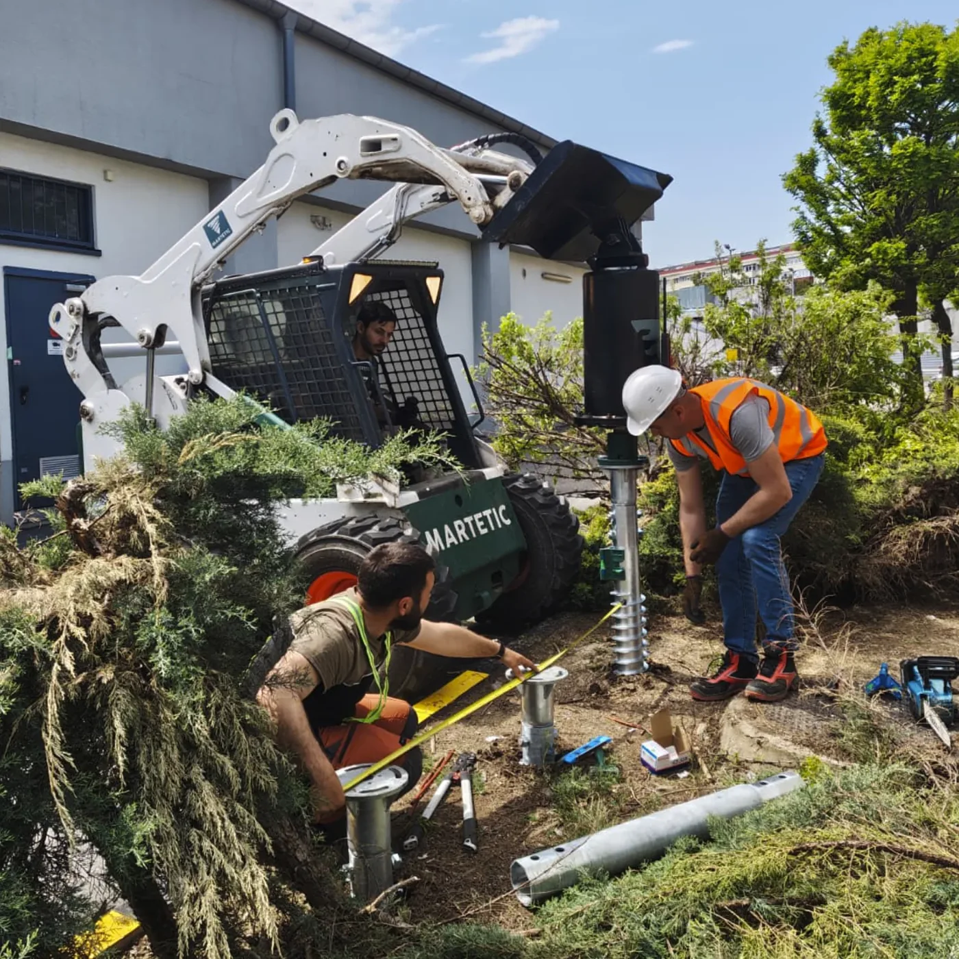 Mechanised hydraulic installation of a MARTETIC foundation screw