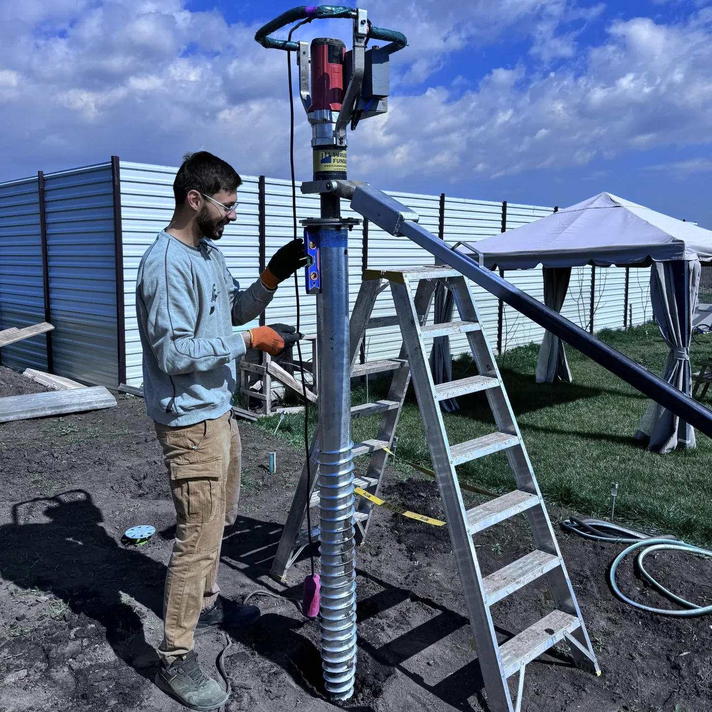 Electric installation of a MARTETIC foundation screw
