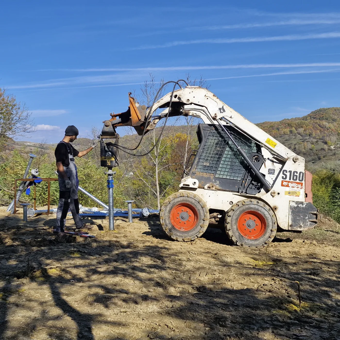 Mechanised hydraulic installation of MARTETIC foundation screws