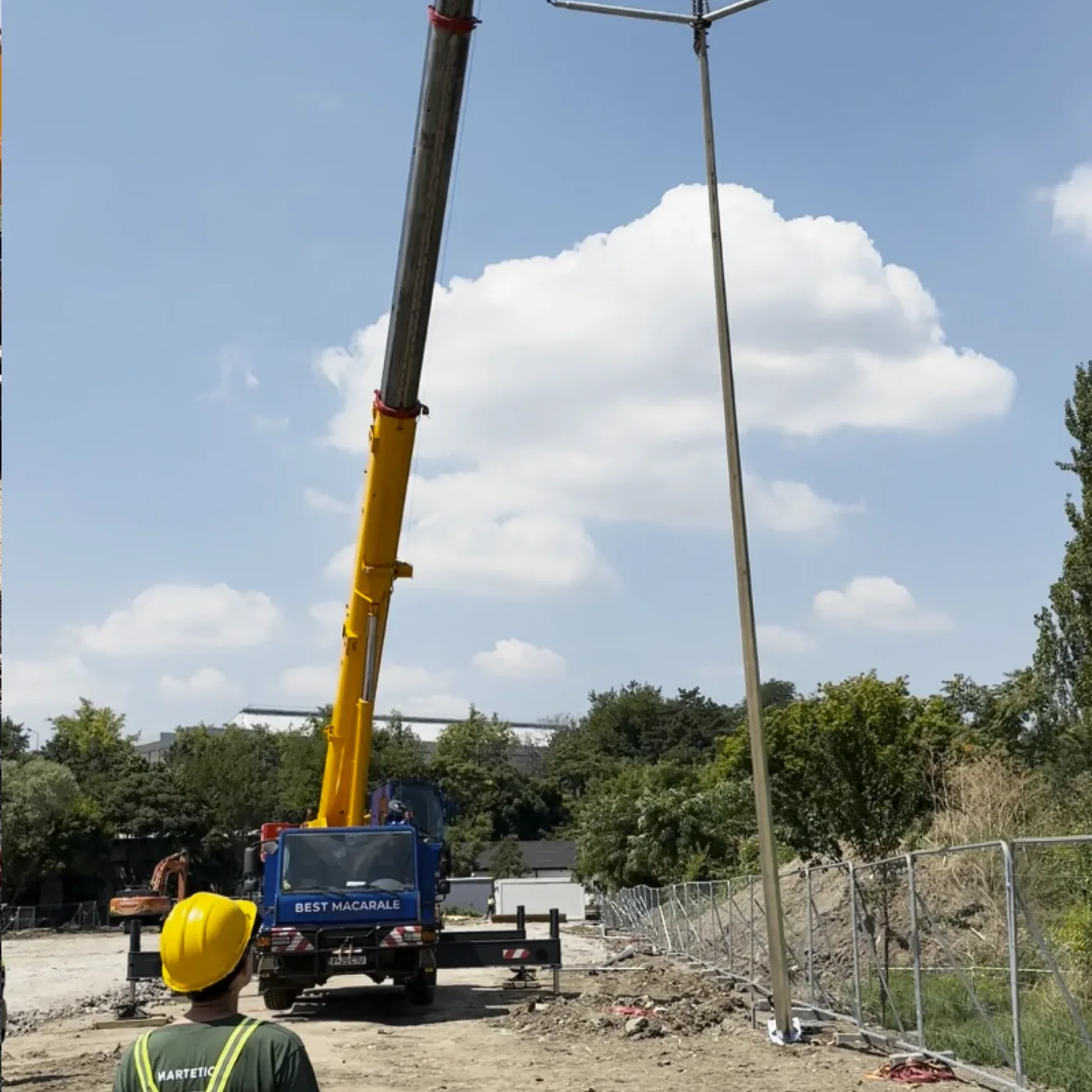 Tall post installed on a MARTETIC screw foundation, an example of moment and lateral loads