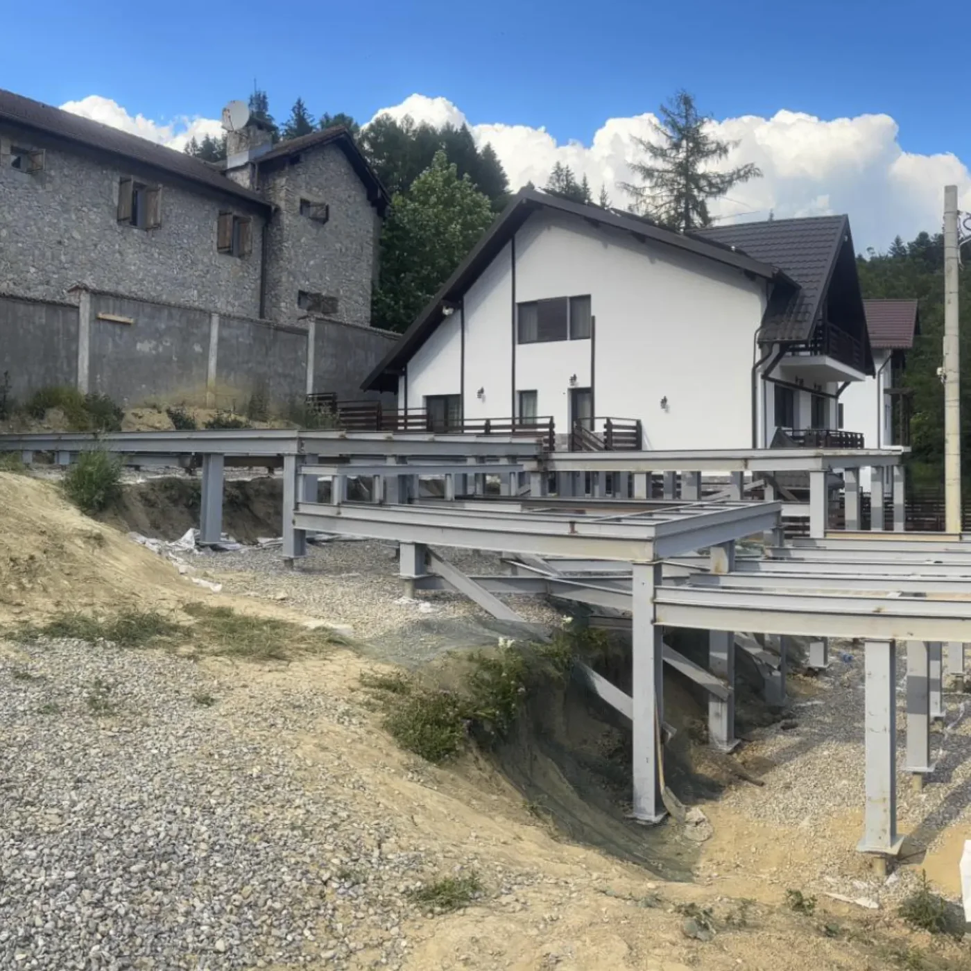 House on an HEA structure and MARTETIC screw foundations on sloping ground