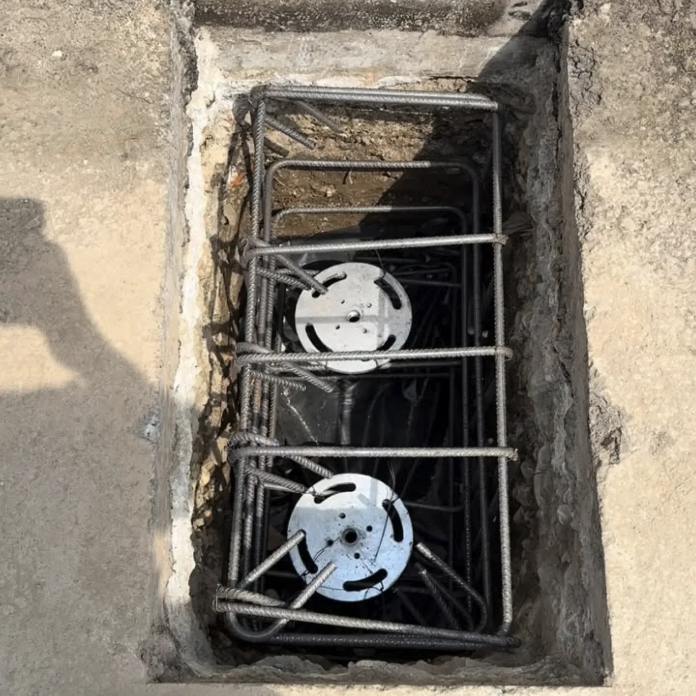 Hybrid pile cap with foundation screws and MARTETIC reinforcement